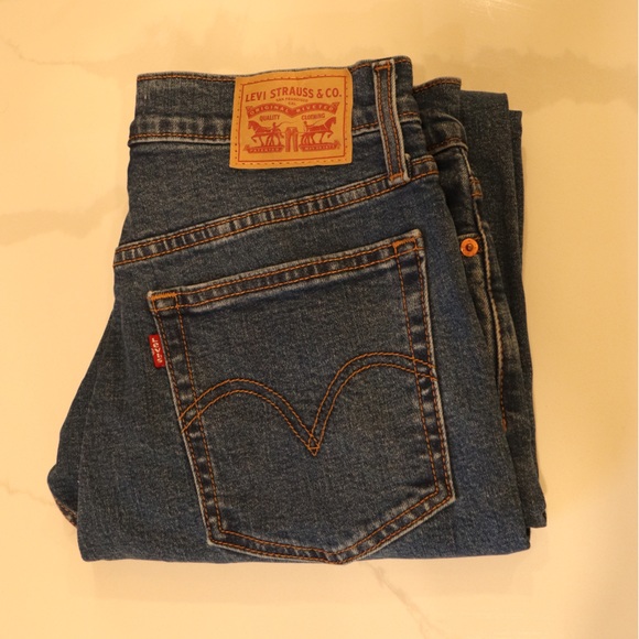 Levi's Skinny Wedige Jeans Cropped Distressing at the Ankles Size 29 - Picture 1 of 6